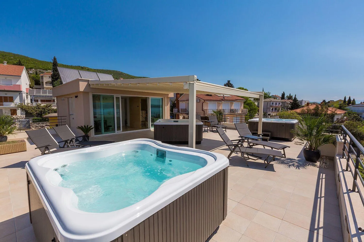 Traumhaftes Apartment Nur 100 Meter Zum Strand Mit Sauna, Jacuzzi, Meerblick Dramalj
