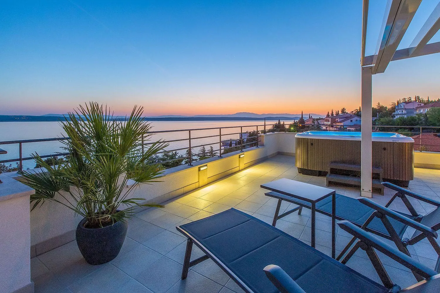 Traumhaftes Apartment Nur 100 Meter Zum Strand Mit Sauna, Jacuzzi, Meerblick Dramalj